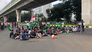 Massa HMI Ciputat Bakar Ban di Depan Gedung Baharkam Mabes Polri