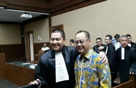 Jelang Sidang Putusan, Syafruddin Sempatkan Berfoto Bareng Kuasa Hukumnya