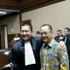 Jelang Sidang Putusan, Syafruddin Sempatkan Berfoto Bareng Kuasa Hukumnya