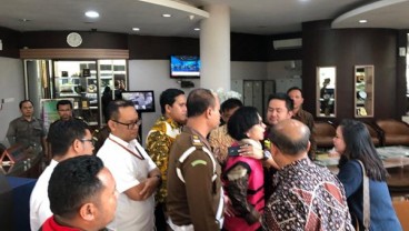 Ditahan, Karen Agustiawan Terlihat Meneteskan Air Mata & Pamit Kepada Keluarga