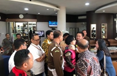 Ditahan, Karen Agustiawan Terlihat Meneteskan Air Mata & Pamit Kepada Keluarga