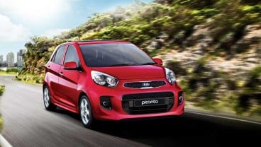 Mobil Hatchback Diduga Terdesak LCGC