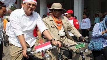 Ketika Ketua DPRD DKI Beri Buku Kebijakan Ahok untuk Cawagub PKS