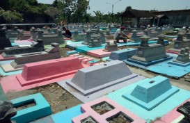 CERITA UNIK, Makam Warna-warni Blulukan