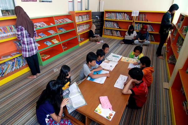Beberapa anak membaca buku di Perpustakaan Umum Daerah (Perpusda) Kabupaten Semarang, Jateng/Antara