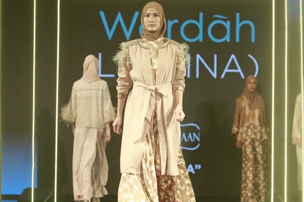 Modis Bersahaja dengan Batik Kontemporer