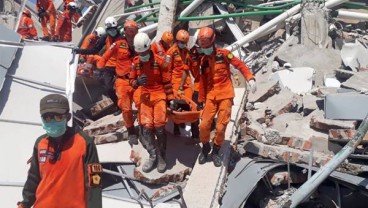 GEMPA PALU-DONGGALA: Isak Tangis Sambut Jenazah 2 Atlet Paralayang Sulawesi Utara