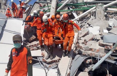 GEMPA PALU-DONGGALA: Isak Tangis Sambut Jenazah 2 Atlet Paralayang Sulawesi Utara