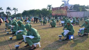 MEMBATIK MASSAL, 5.000 Istri Anggota TNI Pecahkan Rekor MURI