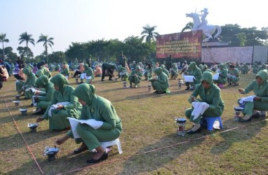 MEMBATIK MASSAL, 5.000 Istri Anggota TNI Pecahkan Rekor MURI