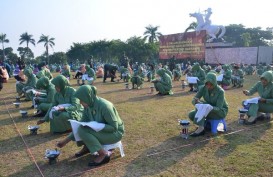 MEMBATIK MASSAL, 5.000 Istri Anggota TNI Pecahkan Rekor MURI