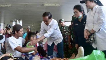 Presiden Jokowi Jenguk Korban Gempa yang Dirawat di Palu