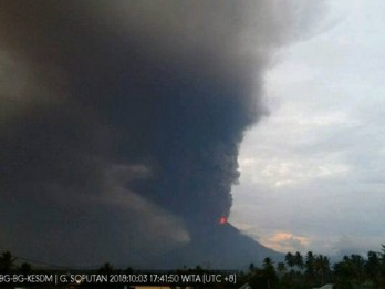 Foto-foto Gunung Soputan Kembali Erupsi