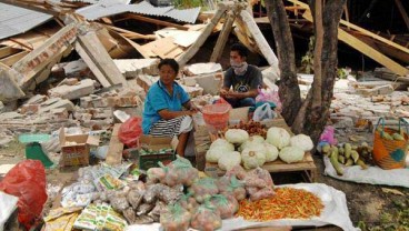 Cegah Penyebaran Penyakit Pascagempa, Tenaga Kesehatan Lakukan Desinfeksi