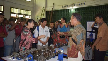 Hino Motors Serahkan Komponen Kendaraan ke Universitas Cenderawasih