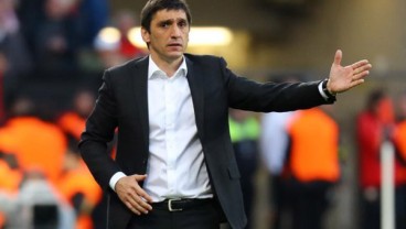 Tayfun Korkut Pelatih Pertama Dipecat di Bundesliga Musim Ini