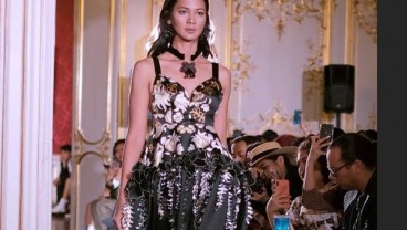 Cantiknya, Paula Verhoeven di Paris Fashion Show