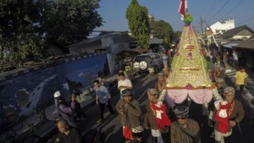 Merti Bakpia: Gunungan 10.000 Bakpia ini Diarak Keliling dan Diperebutkan