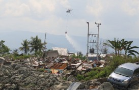 Gempa Palu: Helikopter MI-8 Lakukan Water-Bombing Desinfektan di Wilayah Likuifaksi