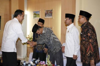 Gempa Lombok: Jokowi Serahkan Buku Tabungan Pembangunan Rumah ke Korban