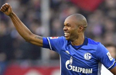 Bek Veteran Naldo Bertahan di Schalke Hingga 2020