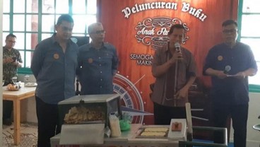 Nongkrong Sejak 1983, Komedian Abdel Achrian Dkk Luncurkan Buku “Anak Pancong”