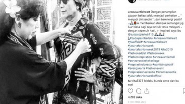 Dibayar 10 Perahu, Susi Pudjiastuti Tampil di Jakarta Fashion Week 2019