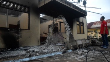 Ribuan Massa Bakar dan Rusak Kantor Polsek Bendahara Aceh Tamiang