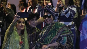 JFW 2019: Pakai koleksi Tenun Anne Avantie, Susi Pudjiastuti Tampil Kece