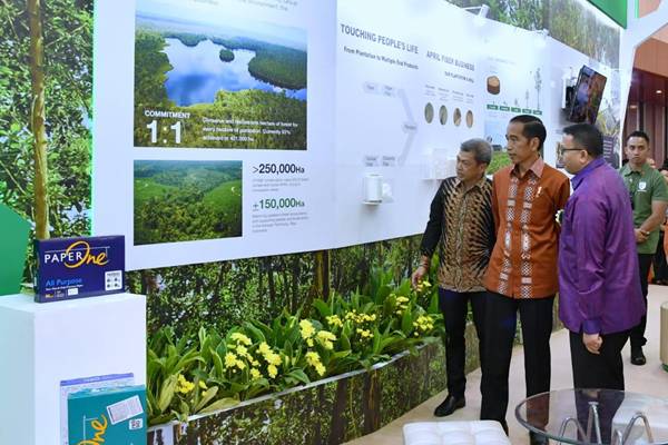Perwakilan APRIL menjelaskan keunggulan produk flagship PaperOne dan komitmen 1:1 kepada Presiden Joko Widodo - APRIL