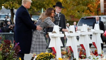 Kunjungi Lokasi Penembakan, Presiden Trump Disambut Ratusan Pengunjuk Rasa