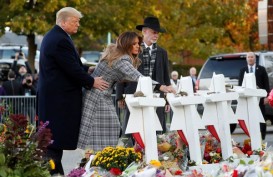 Kunjungi Lokasi Penembakan, Presiden Trump Disambut Ratusan Pengunjuk Rasa