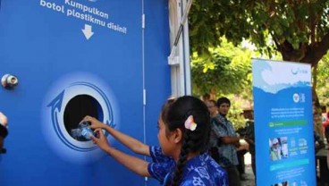 Danone Aqua Operasikan Truk Sampah Botol Plastik di Bali