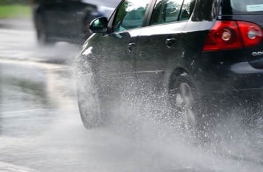 10 Siasat Berkendara Aman Saat Hujan