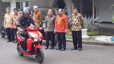 Presiden Jokowi Jajal Gesits di Lingkungan Istana