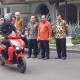 Presiden Jokowi Jajal Gesits di Lingkungan Istana