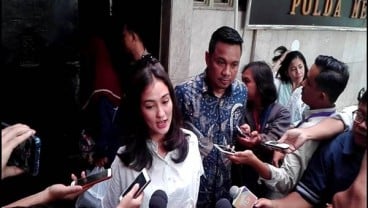 Atiqah Hasiholan Jenguk Ratna Sarumpaet