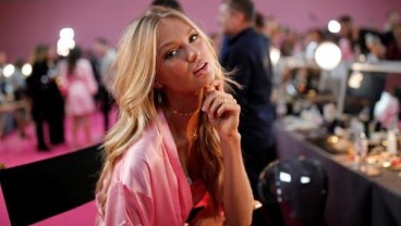 Romee Strijd Pakai Sayap Seberat 12,2 Kg di Victoria's Secret Fashion Show 2018