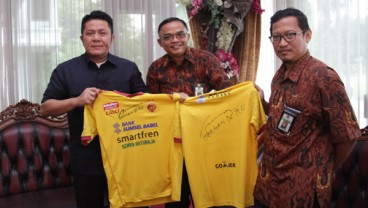 Kaos Sriwijaya FC Bertanda Tangan Gubernur Dilelang untuk Korban Gempa Poso