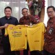 Kaos Sriwijaya FC Bertanda Tangan Gubernur Dilelang untuk Korban Gempa Poso