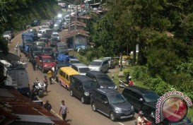 Jalur Bandung-Cianjur Terisolasi, Longsor di Naringgul belum Dibersihkan