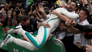 F1: Hamilton Bawa Mercedes Juara Kategori Konstruktor