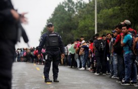 Rombongan Imigran Semakin Dekat, AS Pasang Kawat Berduri di Perbatasan