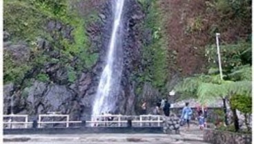 Fenomena Aneh, Air Terjun Sedudo Berubah Warna Jadi Hitam