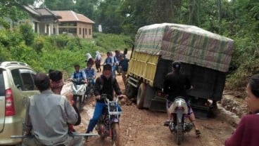 Warga Muba Urunan Perbaiki Jalan Negara & Provinsi yang Rusak