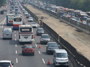 KEMACETAN JAKARTA-CIKAMPEK  : Opsi Paksa Mobil Keluar Tol Disiapkan