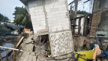 Rumah Roboh Akibat Tanah Amblas, Begini Penjelasan Camat Pademangan