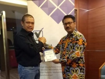 Wartawan Senior Lahyanto Nadie Luncurkan Buku Komunikasi Pasar Modal