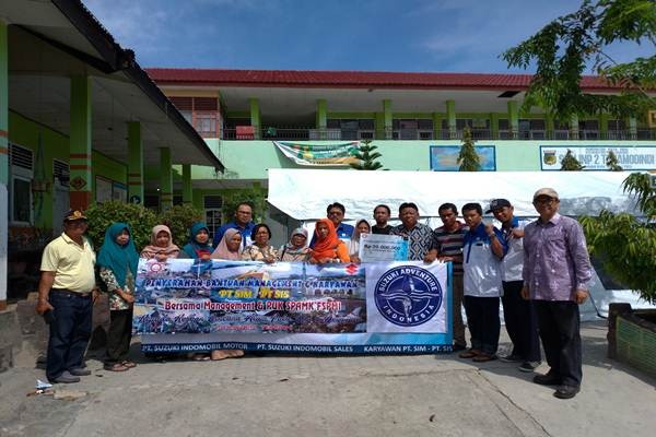 Penyaluran secara simbolis donasi Suzuki untuk korban gempa dan tsunami di Kota Palu, Sulawesi Tengah - ist