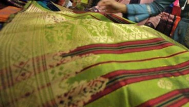 Produksi Songket Unggan Sijunjung Capai 200 Helai Sebulan